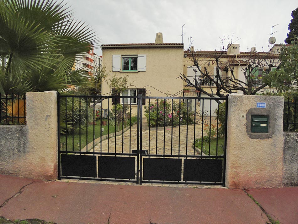 Maison avec entrée et jardin, typique des façades Ariégeoises.