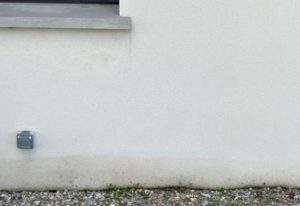 Façades Ariégeoises, mur blanc avec une fenêtre et un éclairage en bas.