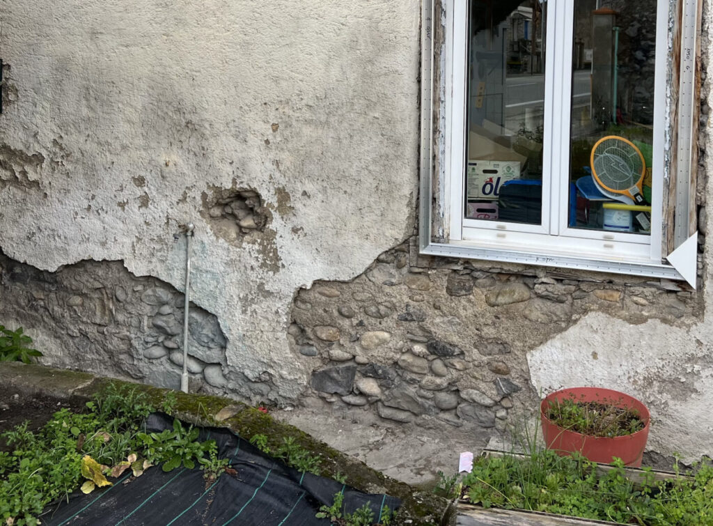 Façades Ariégeoises avec pierre et plâtre, fenêtre visible.