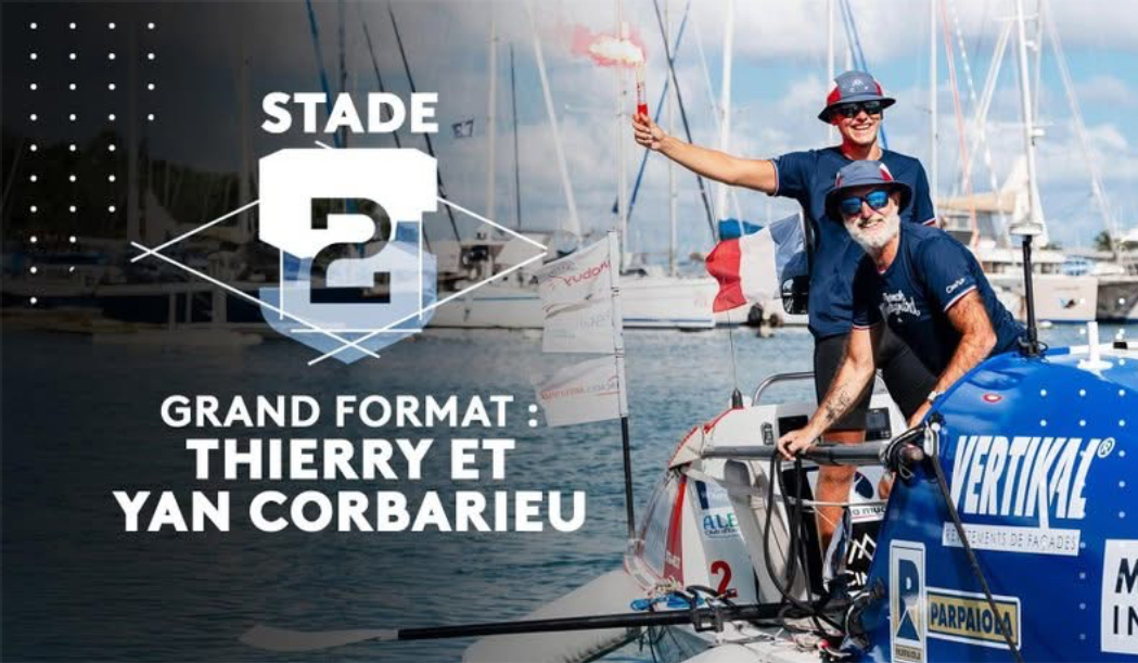 Deux hommes sur un bateau, portant des vêtements de la marque Façades Ariégeoises.