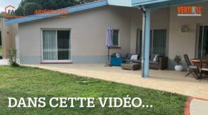 Façades Ariégeoises d'une maison avec terrasse et mobilier de jardin.