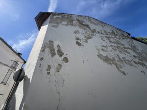 Façades Ariégeoises : façade fissurée avec enduit dégradé