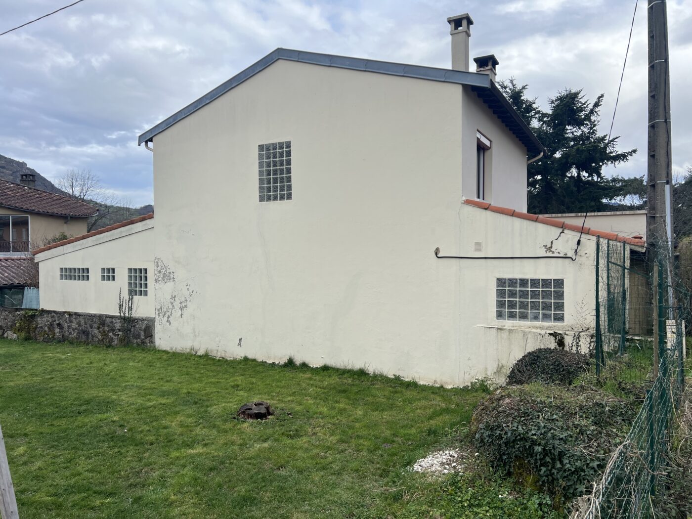 Façade après réparation des fissures à Foix, rénovation effectuée - Façades Ariégeoises