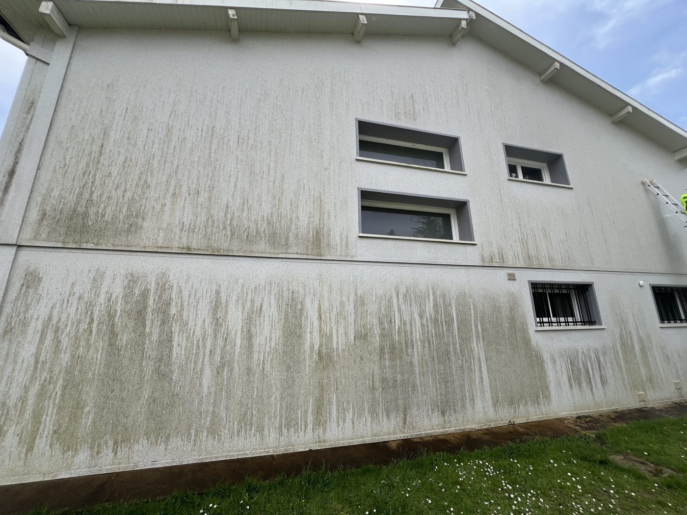 Façade avant intervention des façadiers Façades Ariégeoises à Saverdun, état d'origine