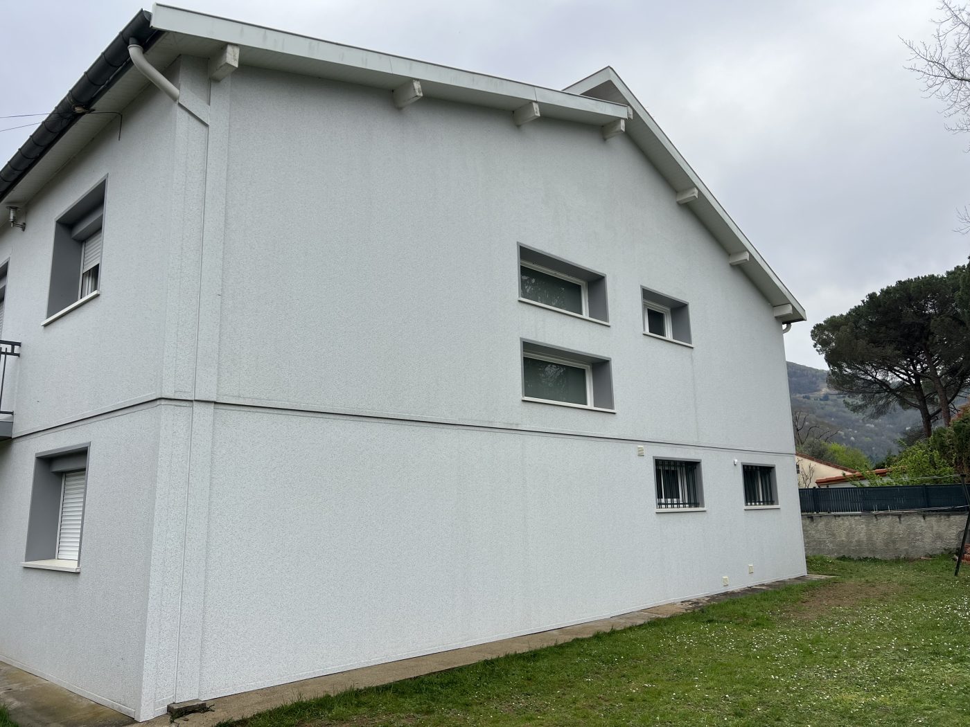 Maison après mise en peinture des façades à Saverdun : état final de la façade - Façades Ariégeoises