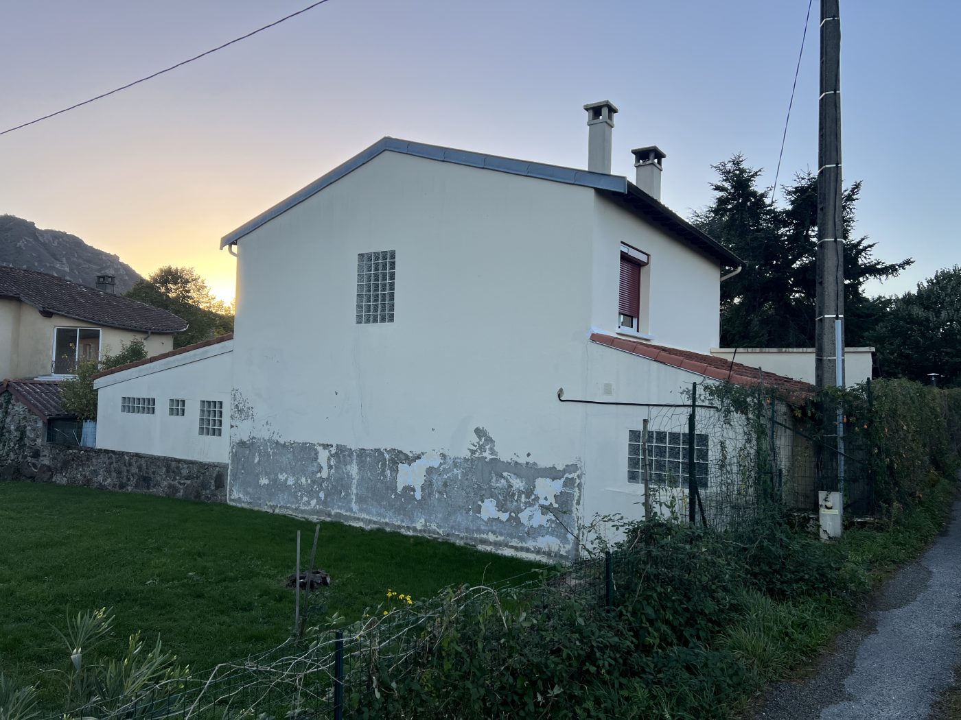 Façade avant mise en peinture à Tarascon-sur-Ariège, état d'origine - Façades Ariégeoises