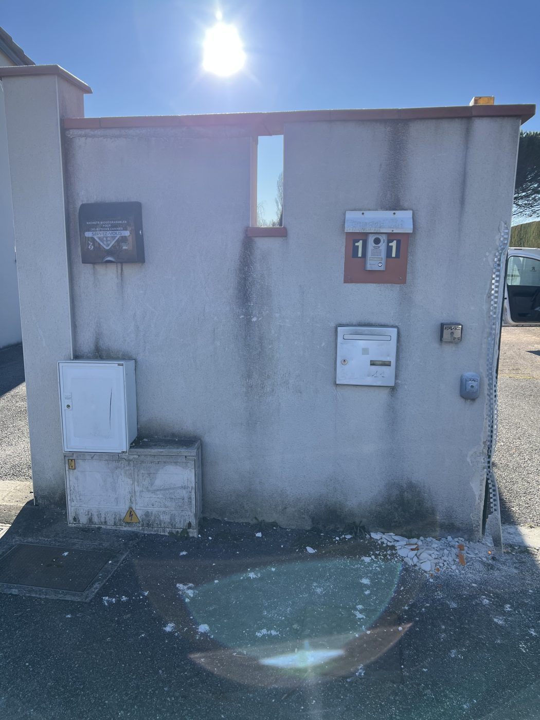 Maison avant l'opération de traitement contre les remontées d'humidité à Mazères, état d'origine - Façades Ariégeoises