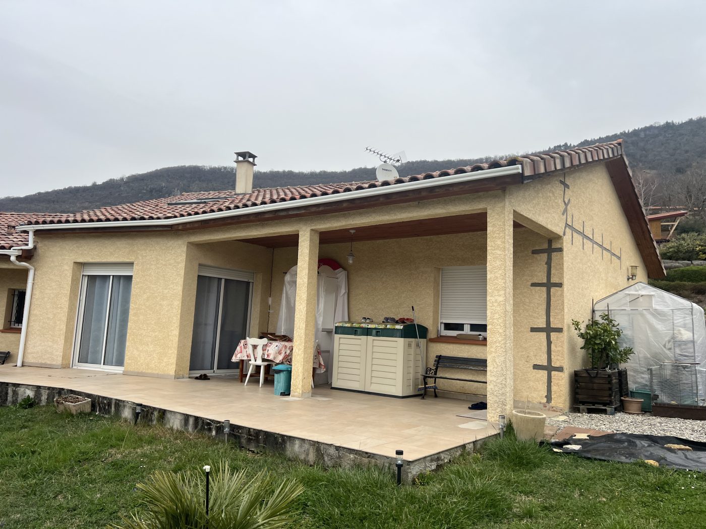 Façade avant intervention des façadiers Façades Ariégeoises à Tarascon-sur-Ariège, état d'origine