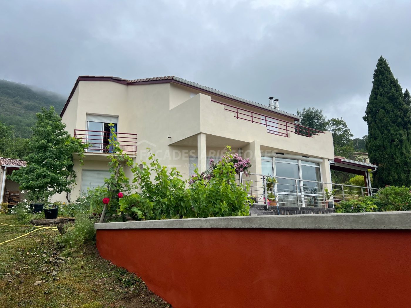 Façades Ariégeoises : maison moderne avec terrasse et balcons