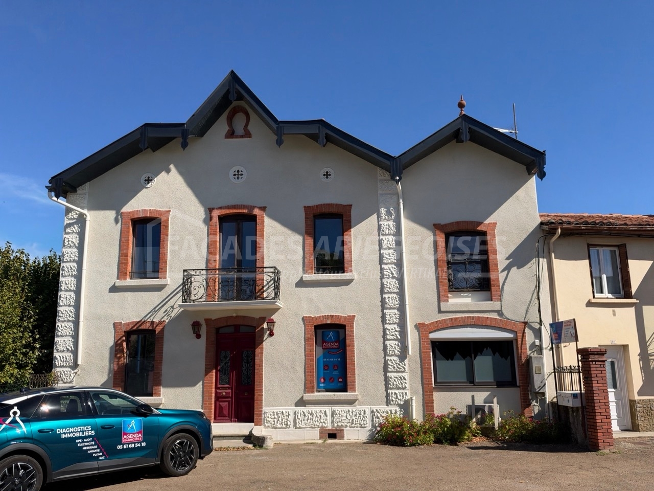 Façades Ariégeoises : maison à façade crépie avec fenêtres en brique rouge