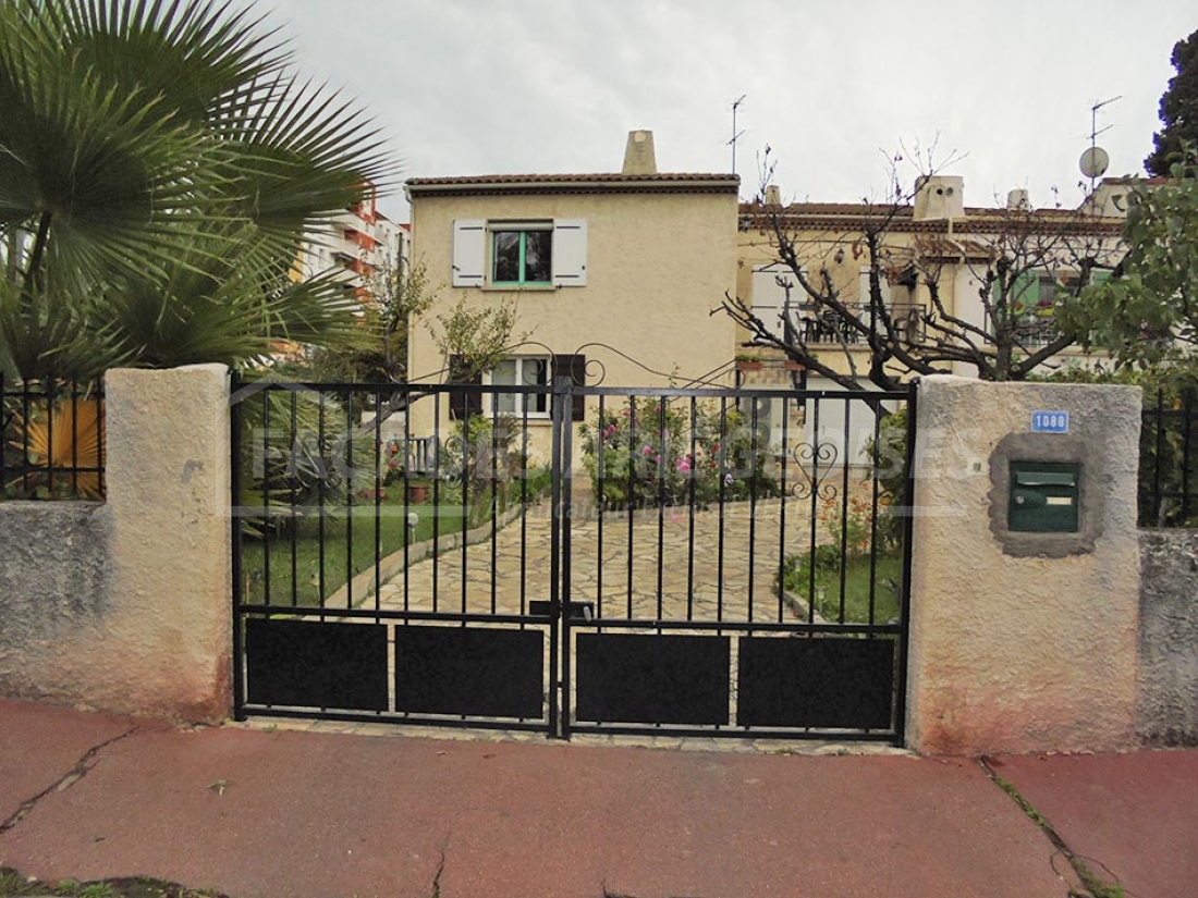 Maison avec entrée et jardin, typique des façades Ariégeoises.