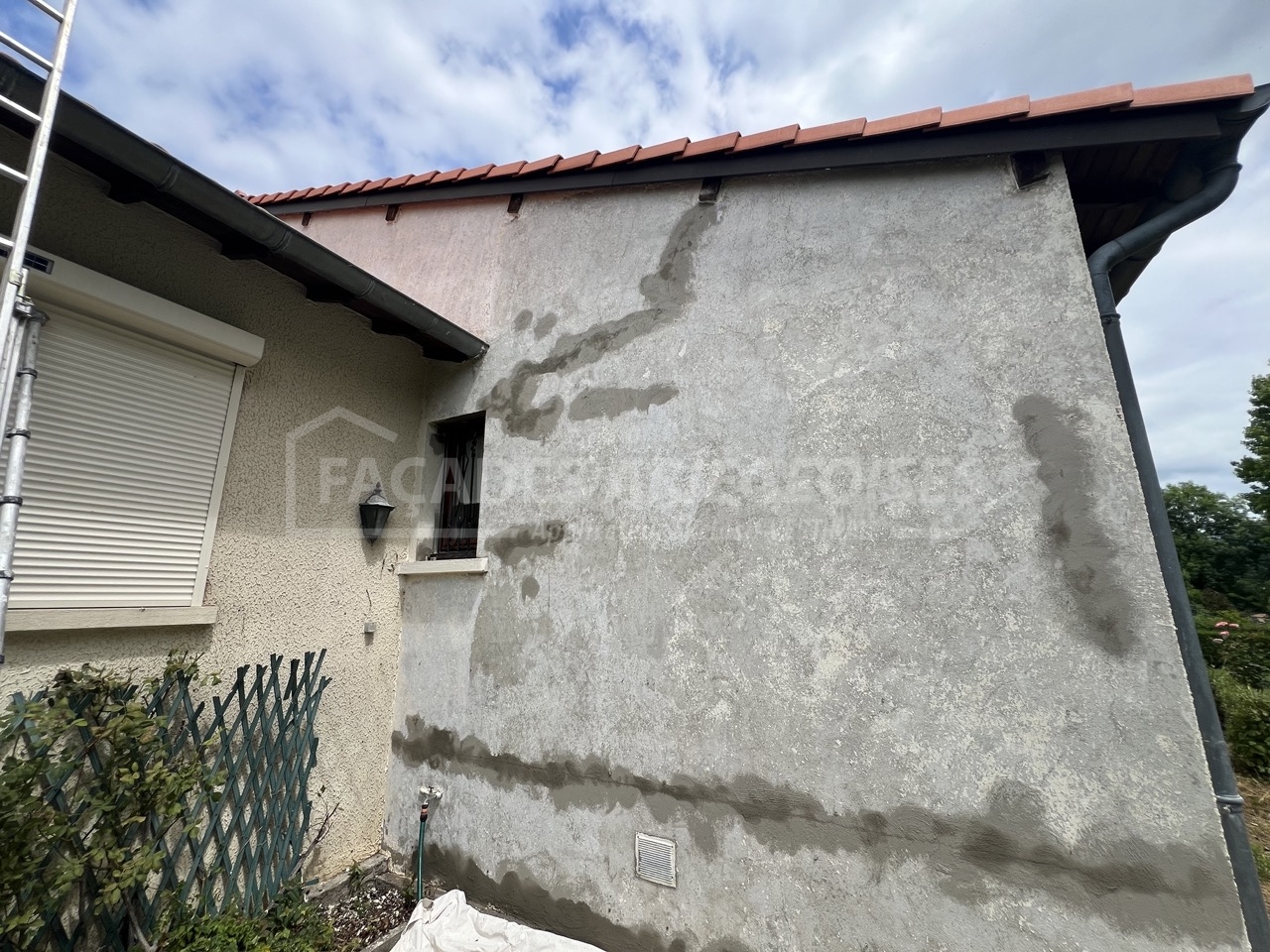 Façades Ariégeoises avec des finitions en béton et un toit en tuiles.