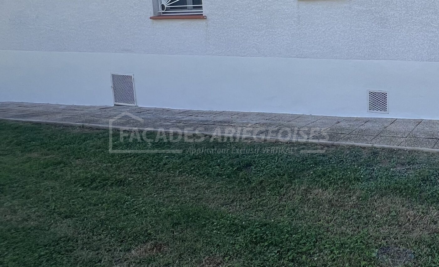 Façades Ariégeoises blanches avec ventilation et espace de jardin enherbé.