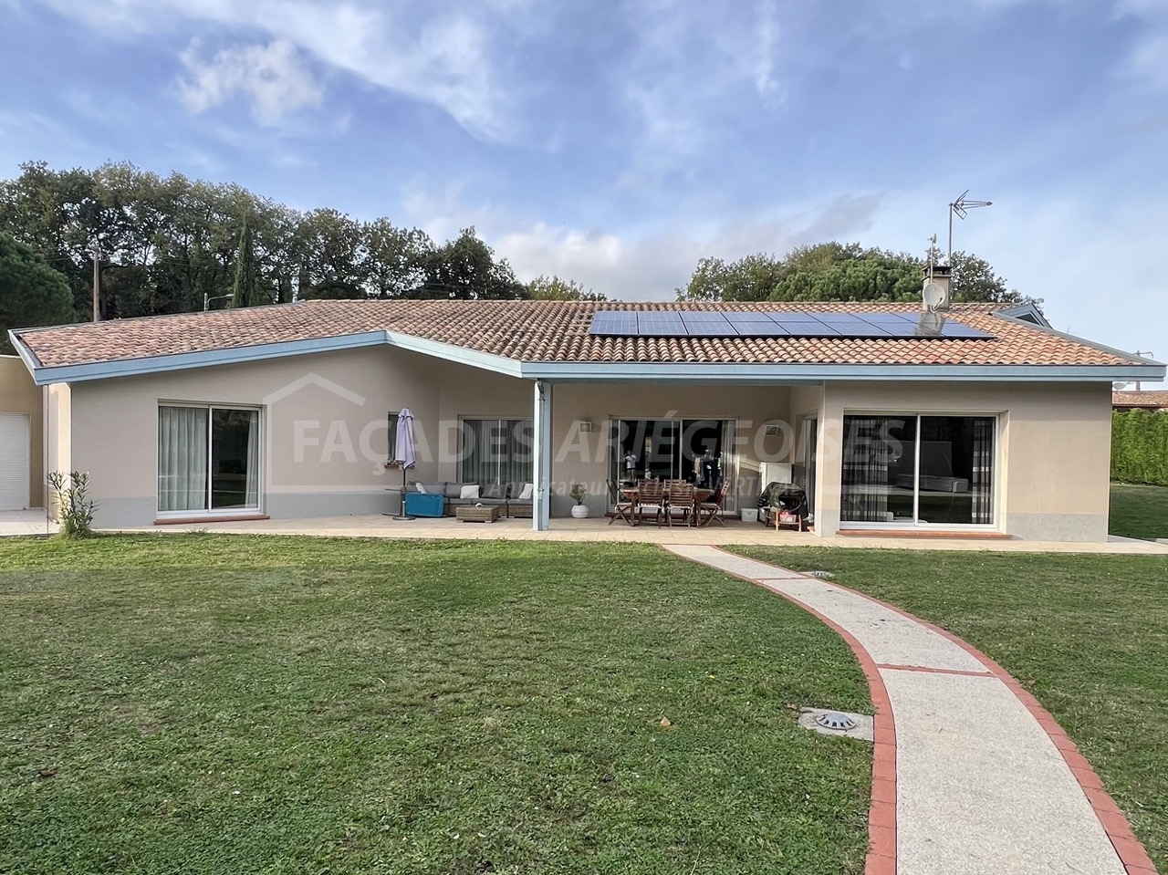 Maison moderne avec façades Ariégeoises et terrasse accueillante.